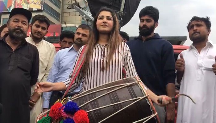 لاہور کے قذافی سٹیڈیم میں کرکٹ میلہ تصاویر میں