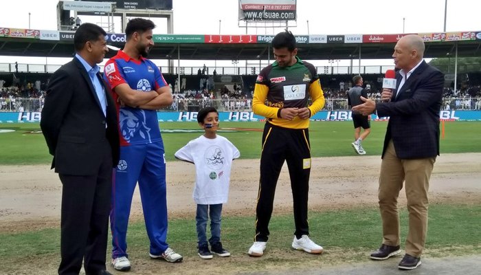 کراچی کنگز اور ملتان سلطانز کا مقابلہ بارش کے باعث تاخیر کا شکار