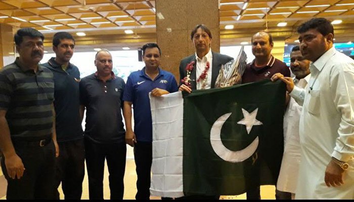 قومی فٹ بال ٹیم کے برازیلین کوچ نوگیرا پاکستان پہنچ گئے