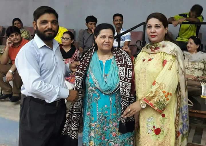 ڈاکٹر یاسمین اقبال کیلئے اجرک کا تحفہ