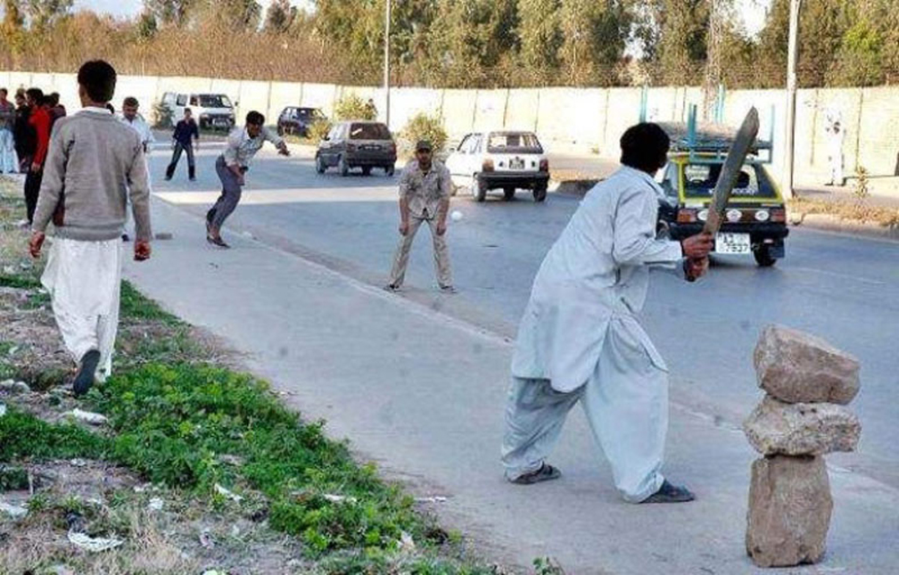 سڑکوں اور چوراہوں پر کرکٹ کھیلنے والوں کی شامت آ گئی