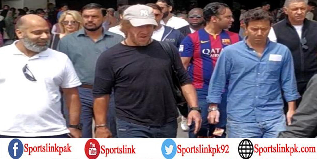 بارسلونا فٹبال کلب کے معروف فٹبالر کارلوس پیول پاکستان پہنچ گئے