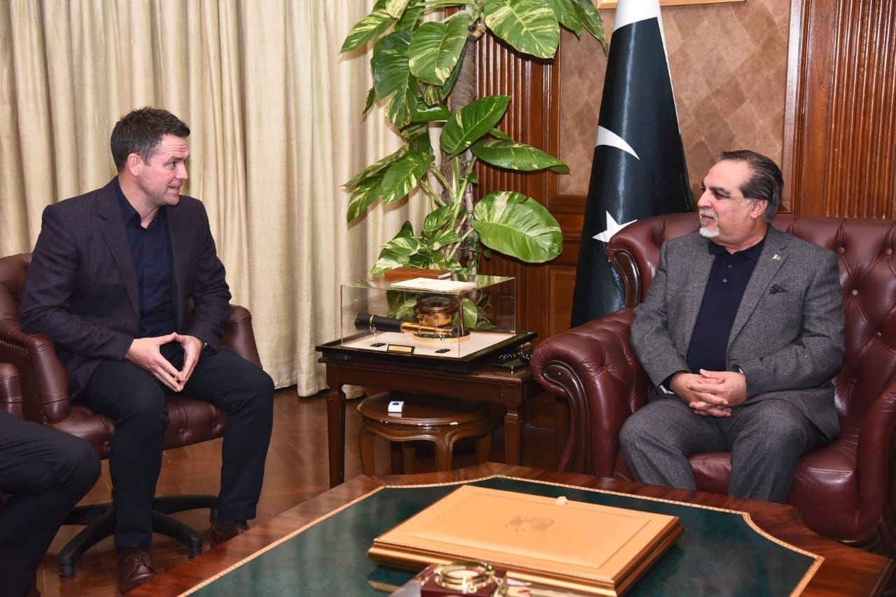 گورنر سندھ عمران اسماعیل سے انگلش فٹبال لیجنڈ مائیکل اوون کی گورنر ہاﺅس میں ملاقات
