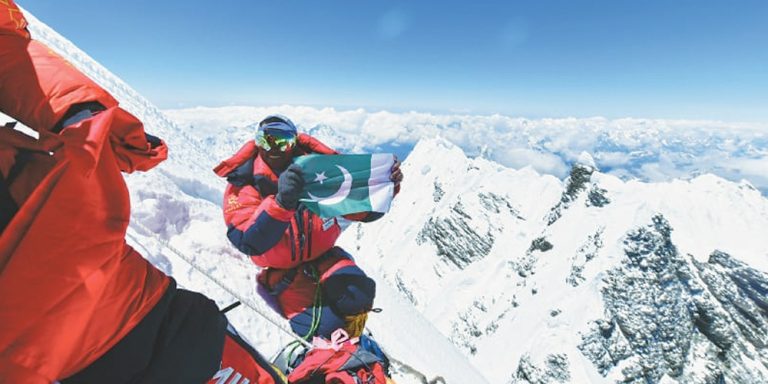 پاکستانی کوہ پیما سِرباز خان نے نئی تاریخ رقم کردی