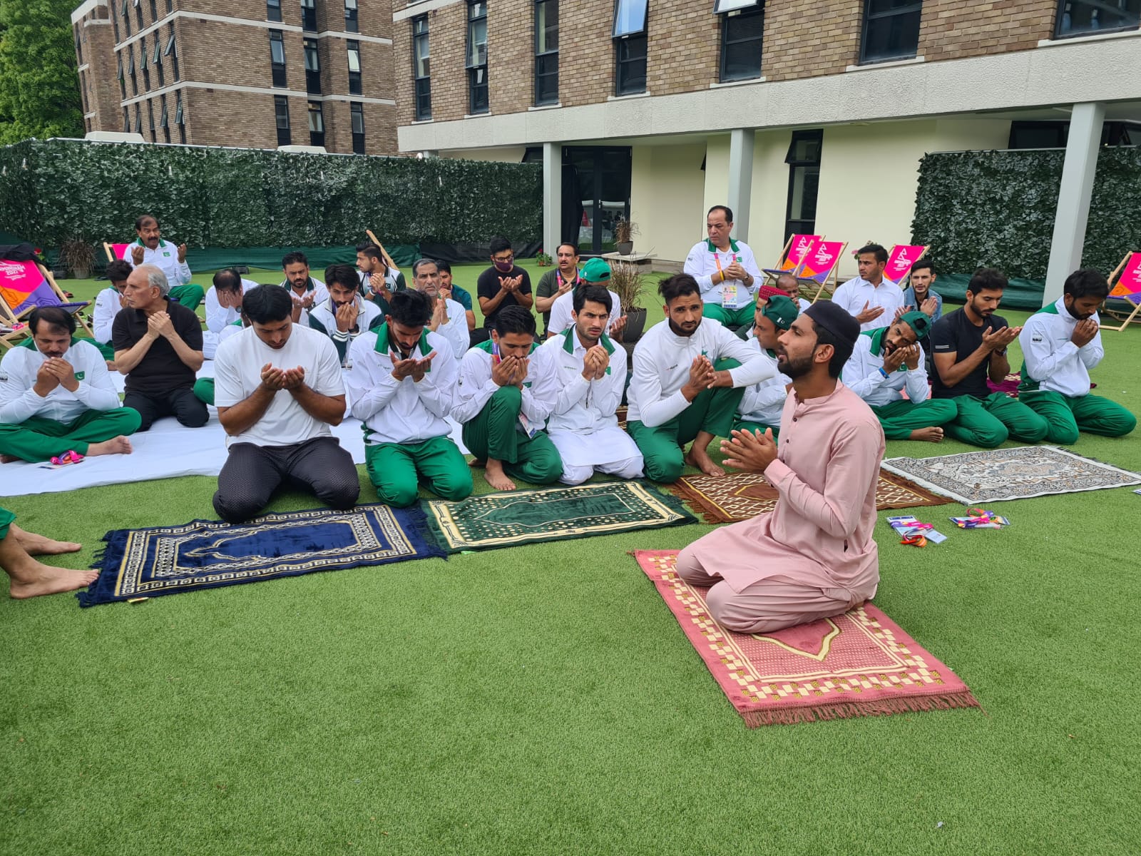 پاکستانی کھلاڑیوں کی شیکلٹن ولیج برمنگھم میں حافظ محمدعبداللہ کی امامت میں نمازجمعہ