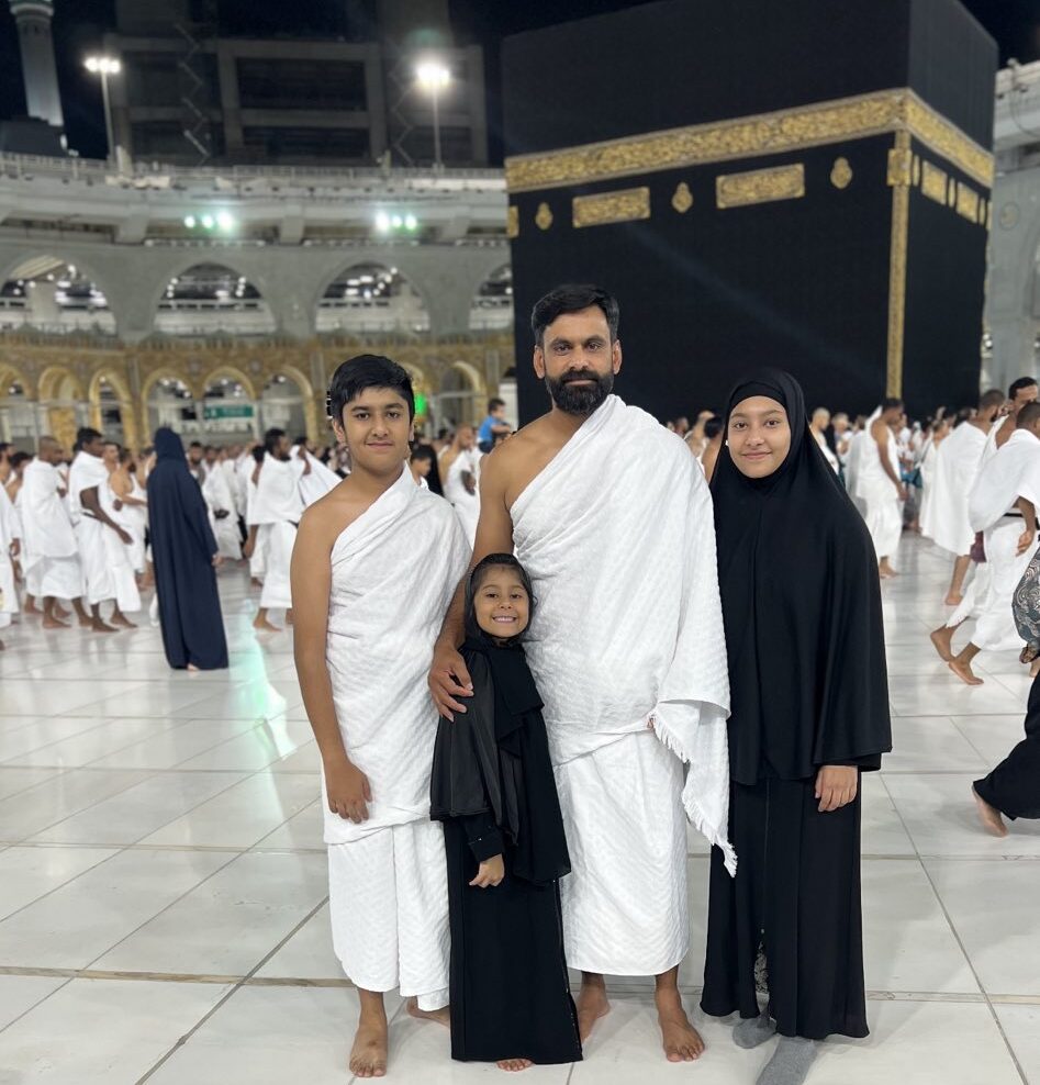 محمد حفیظ نے اہلخانہ کے ہمراہ عمرے کی سعادت حاصل کرلی