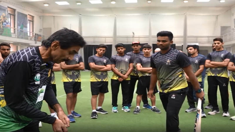 جاوید میانداد نے نوجوان کرکٹرز کو کرکٹ کے گر سکھائے