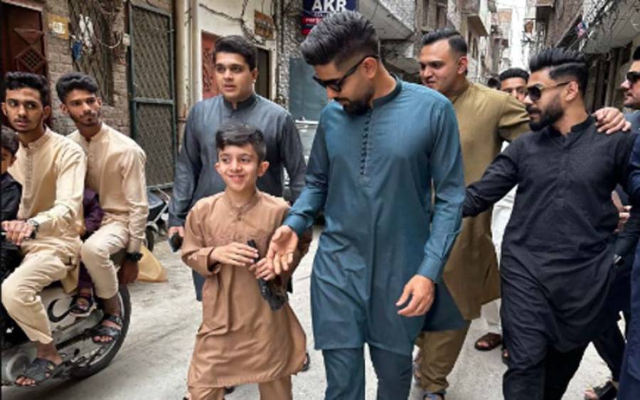 کپتان بابر اعظم اپنے بچپن کے محلے میں عید منانے پہنچ گئے۔