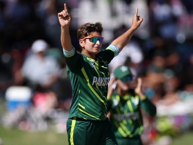 ویمن کرکٹ ندا ڈار کپتان مارک کولز کو ہیڈ کوچ مقرر کردیا گیا۔