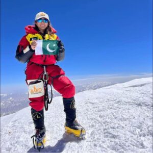 پاکستانی کوہ پیما خاتون نے نیا ریکارڈ قائم کردیا۔