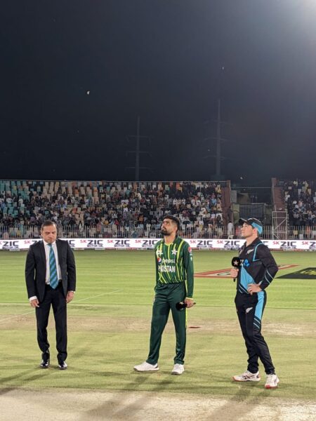 آخری ٹی 20 نیوزی لینڈ نے ٹاس جیت کر پہلے باؤلنگ کا فیصلہ کیا ہے۔