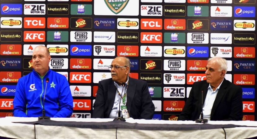 بابراعظم کو جب پہلی بار اسٹروک کھیلتے ہوئے دیکھا تو یقین ہوگیا تھا وہ عالمی نمبر ون بیٹر بنیں گے۔ مکی آرتھر