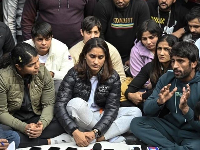 بھارتی ریسلرز کا احتجاج، تمغے گنگا میں بہانے اور تادم مرگ بھوک ہڑتال کے اعلانات