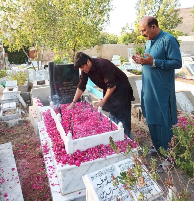 ہاکی لیجنڈ اولمپیئن منصور احمد مرحوم کی برسی' پاکستان ہاکی فیڈریشن کے سیکریٹری جنرل حیدر حسین نے انکی قبر پر جاکر فاتحہ خوانی کی