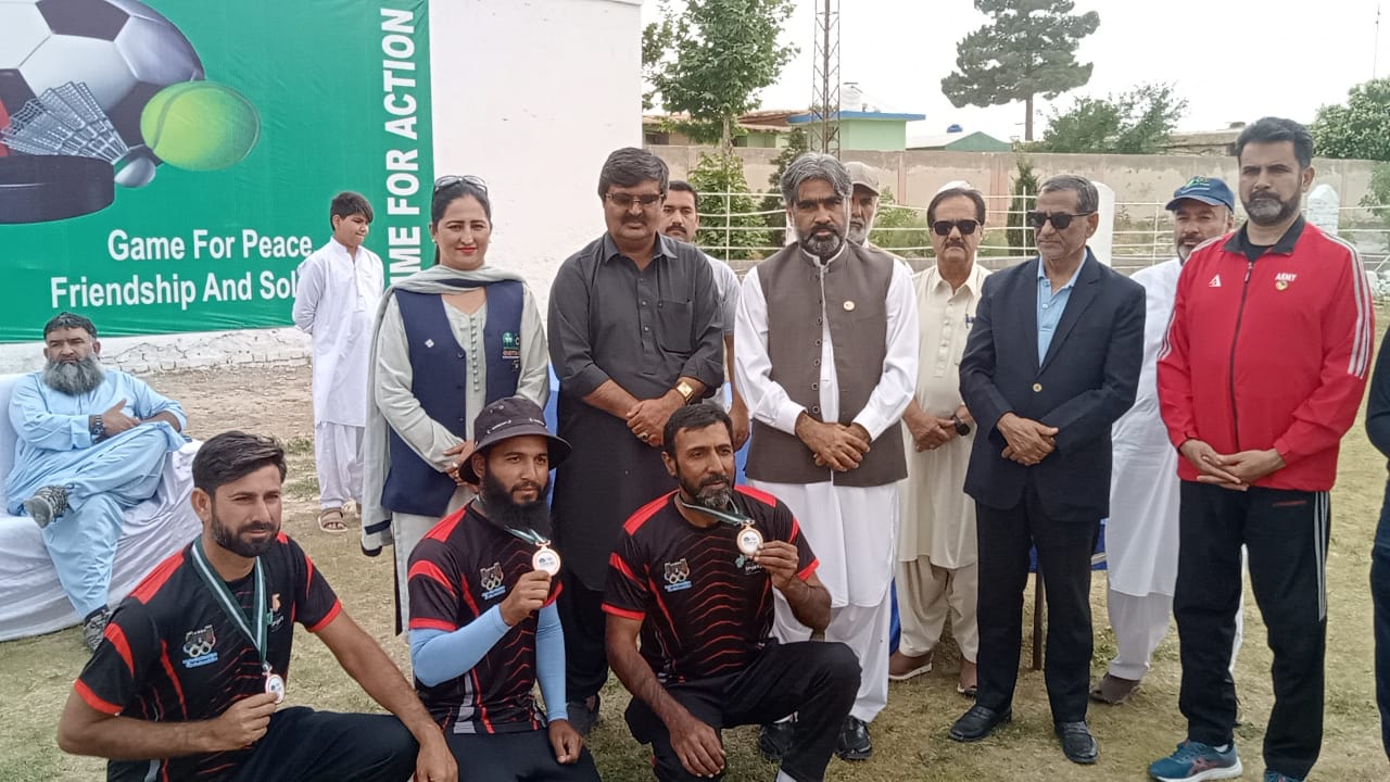 نیشنل گیمز ، آرچری میں نمایاں پوزیشن حاصل کرنے والوں میں میڈل تقسیم کرنے کی تقریب