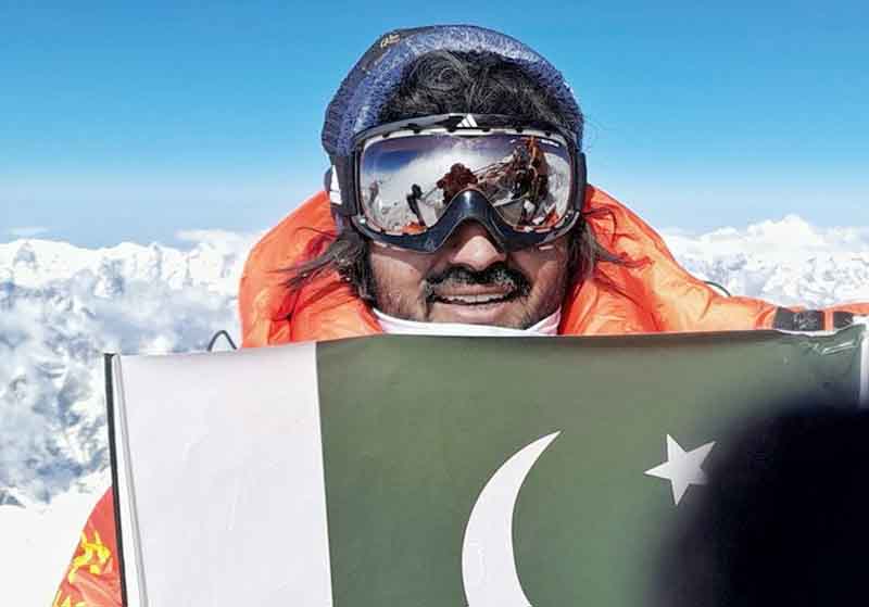 ماؤنٹ ایورسٹ سر کرنے کے بعد اسد میمن وطن واپس پہنچ گئے