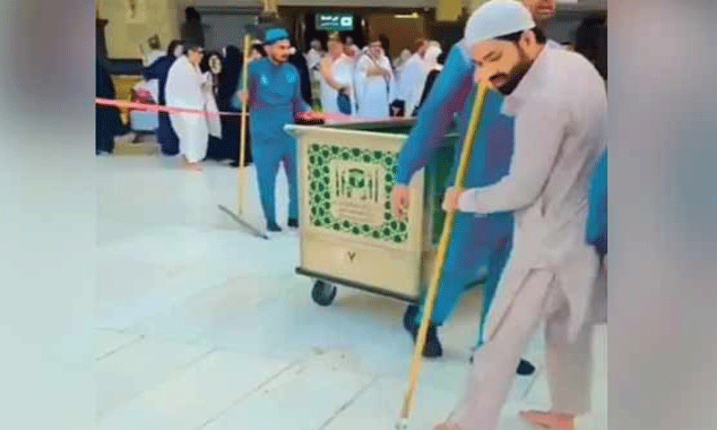 محمد رضوان کی مسجد الحرام کے صحن مین صفائی کرنے کی ویڈیو وائرل
