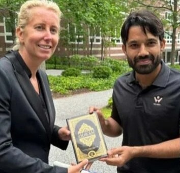 محمد رضوان کا ہارورڈ اسکول میں اپنی ٹیچر کو قرآن مجید کا تحفہ دیا۔