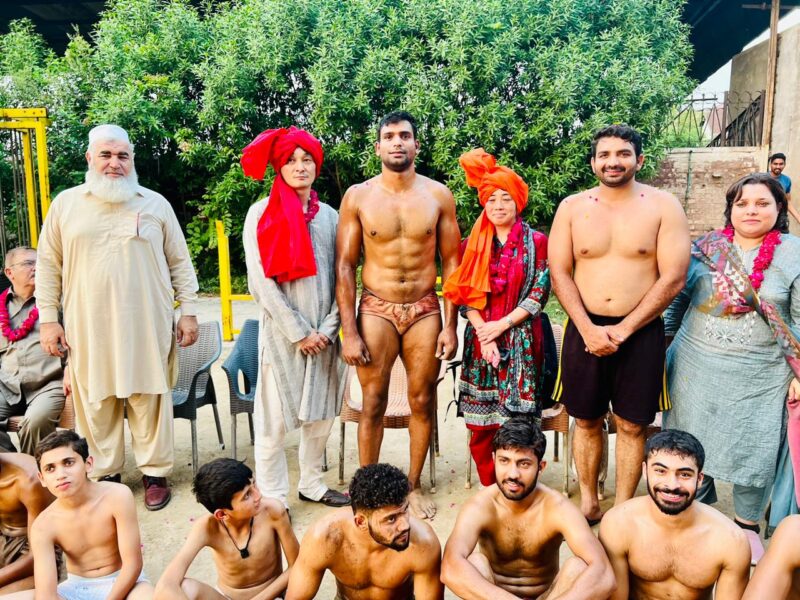 جاپان سے آے وفد نے امداد پہلوان کے اکھاڑے کا دورہ کیا.