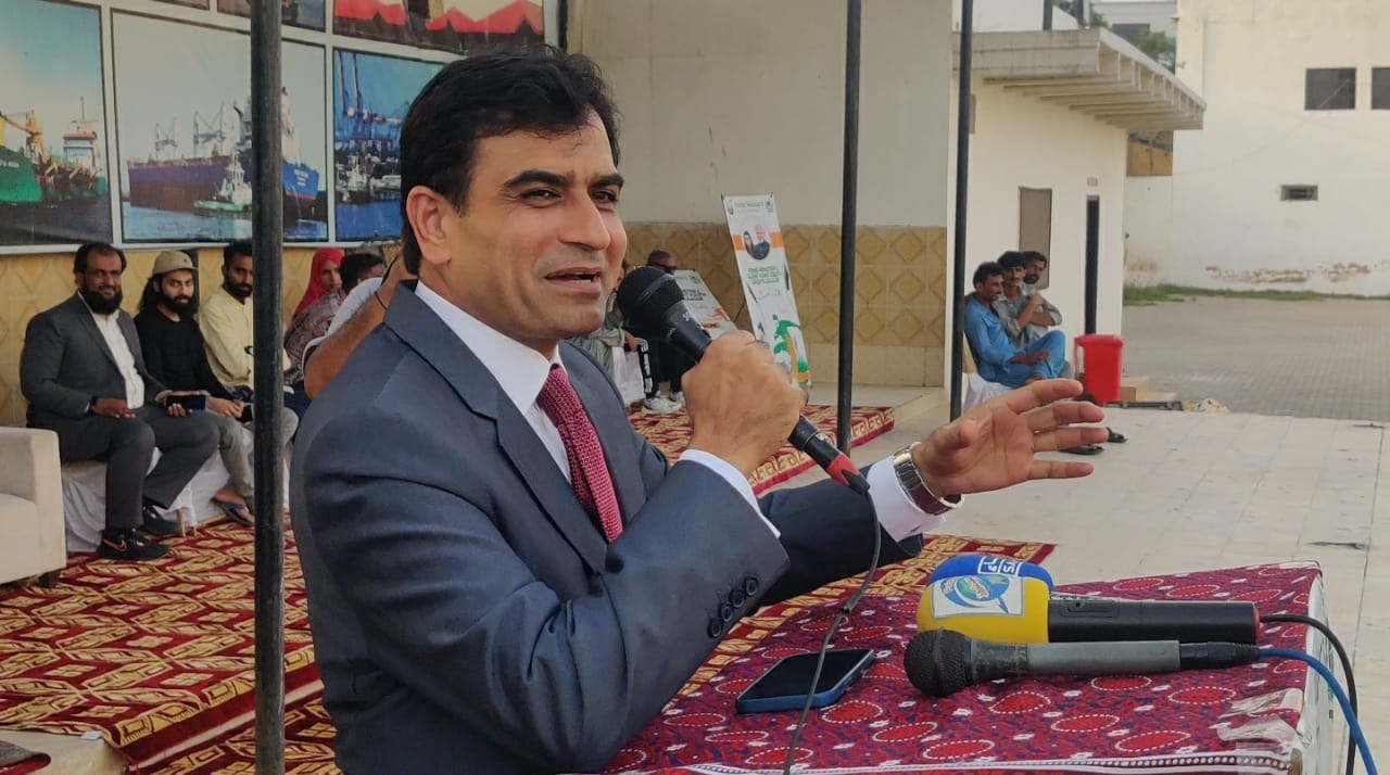نوجوانوں کو کھیلوں سمیت دیگر مثبت سرگرمیوں میں حصہ لینا چاہیے، کمشنر کراچی