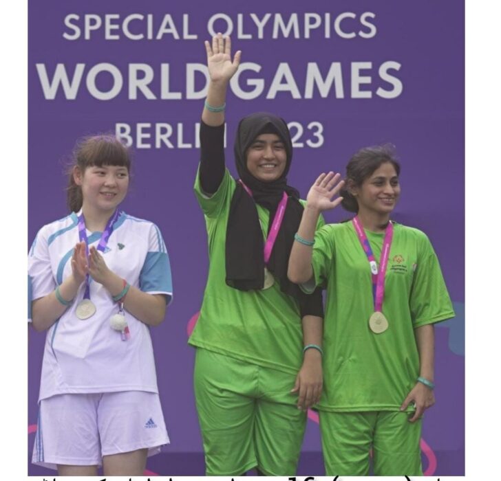 اسپیشل اولمپک ورلڈ گیمز کے بیڈ منٹن ویمنزڈبل ;  پاکستان کی فائزہ ناصر اور ناہین خان نے گولڈ میڈل جیت لیا