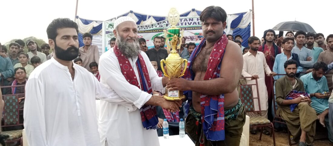 حب: سندھ بلوچستان کا ثقافتی کھیل ملاکھڑا کا فائنل پہلوان نوید بلوچ نے جیت لیا.