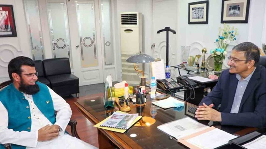 پی سی بی کی منیجمنٹ کمیٹی کے چیئرمین ذکاء اشرف کی امپائر علیم ڈار سے ملاقات ۔