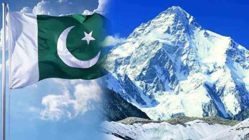 پاکستان آرمی اور کوہ پیماؤں نے دنیا کا سب سے بڑا قومی پرچم لہرا کر عالمی ریکارڈ بنا ڈالا.