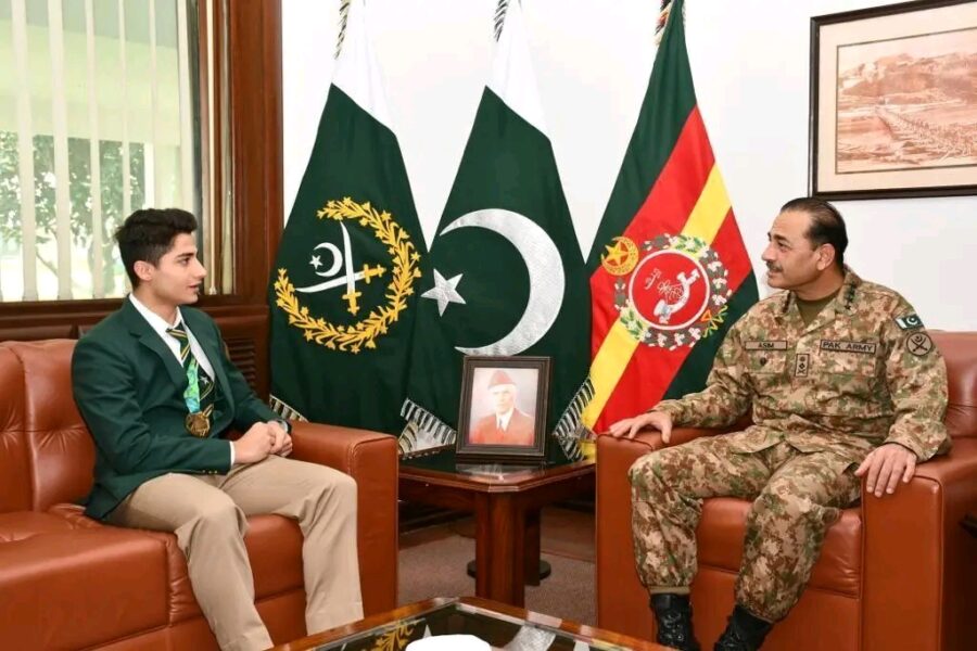 آرمی چیف جنرل عاصم منیر نے ورلڈ جونیئر سکواش چیمپئن حمزہ خان سے ملاقات کی۔