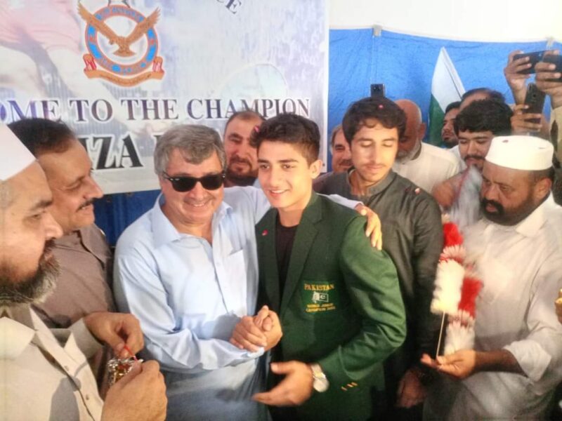 ورلڈ جونیئر سکواش چیمپئن حمزہ خان کا پشاور پہنچنے پر فقید المثال استقبال.