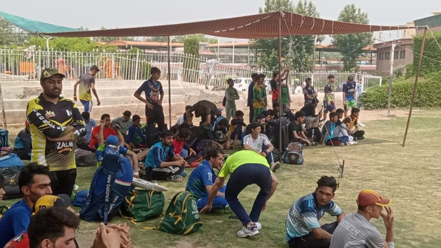میرپور رائلز کے پشاور میں کرکٹ ٹرائلز میں رجسٹریشن فیس نے نیا تنازعہ پیدا کردیا.