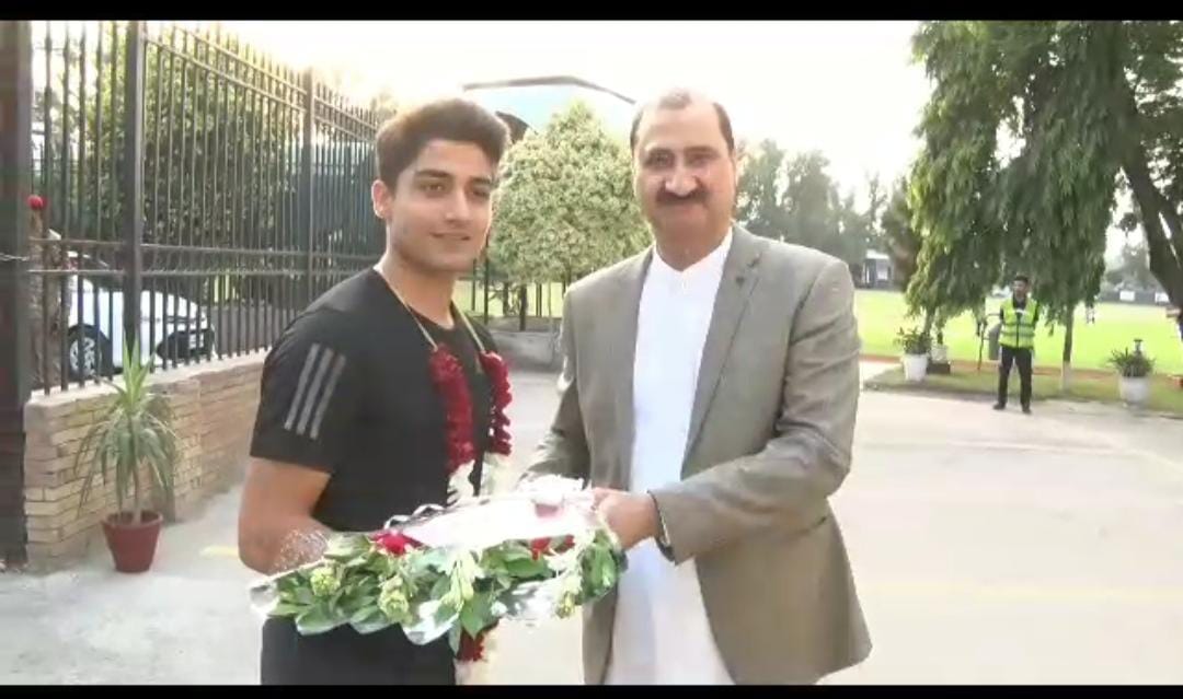 ورلڈ جونئیر سکواش چیمپئن حمزہ خان کی پشاور چھاونی کے گریژن سکواش کمپلیکس میں آمد