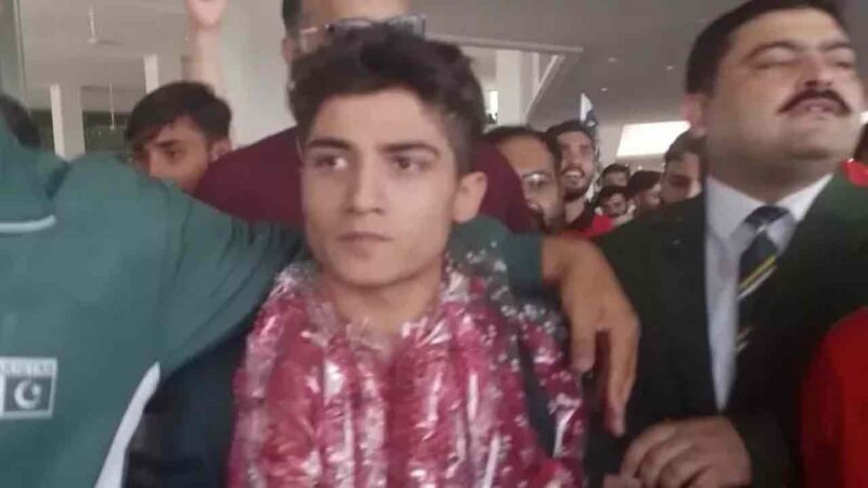  قومی سکواش ہیرو حمزہ خان آسٹریلیا سے وطن واپس پہنچ گئے.