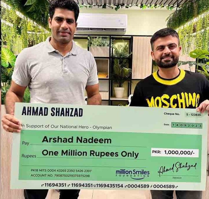 کرکٹر احمد شہزاد نے ایتھلیٹ ارشد ندیم کو 10 لاکھ روپے کے چیک کا تحفہ دیا.