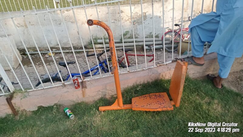 اوپن ایئر جم پشاور ٹوٹ پھوٹ کا شکار ; سینکڑوں کھلاڑی خوار.