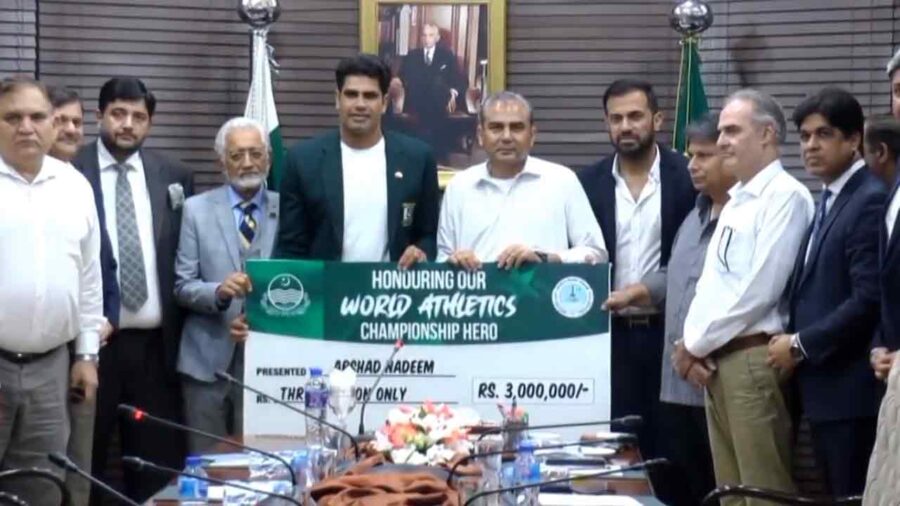 نگراں وزیرِ اعلیٰ پنجاب محسن نقوی نے ارشد ندیم کو 30 لاکھ روپے کا انعام دیا.