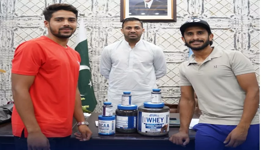 حسن علی کی مشیر کھیل وہاب ریاض سے ملاقات،اتھلیٹ شجرعباس کے لئےنیوٹریشن کا تحفہ.