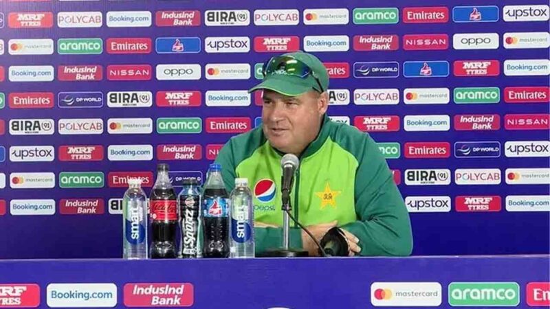 ہماری بیٹنگ صرف بابر اور رضوان کے گرد نہیں گھومتی ;  مکی آرتھر
