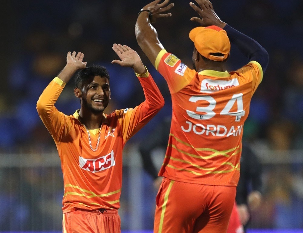 گلف جائنٹس نے دبئی کیپیٹلز کو سنسنی خیز مقابلے کے بعد تین وکٹوں سے ہرادیا