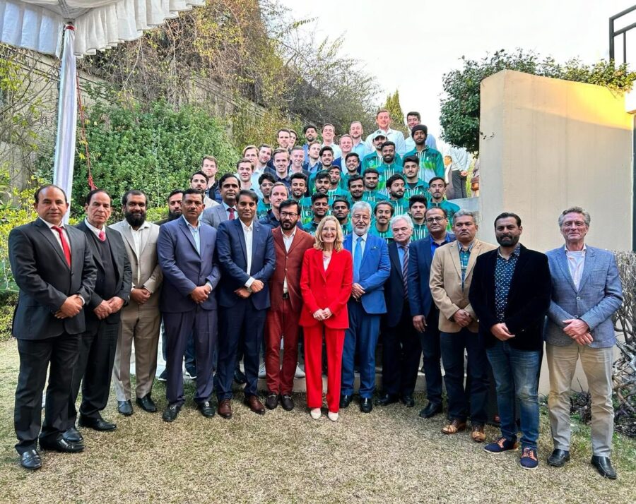 پاکستان کے کامیاب دورے کے بعد ڈچ ہاکی کلب بل ای وطن واپس پہنچ گیا۔