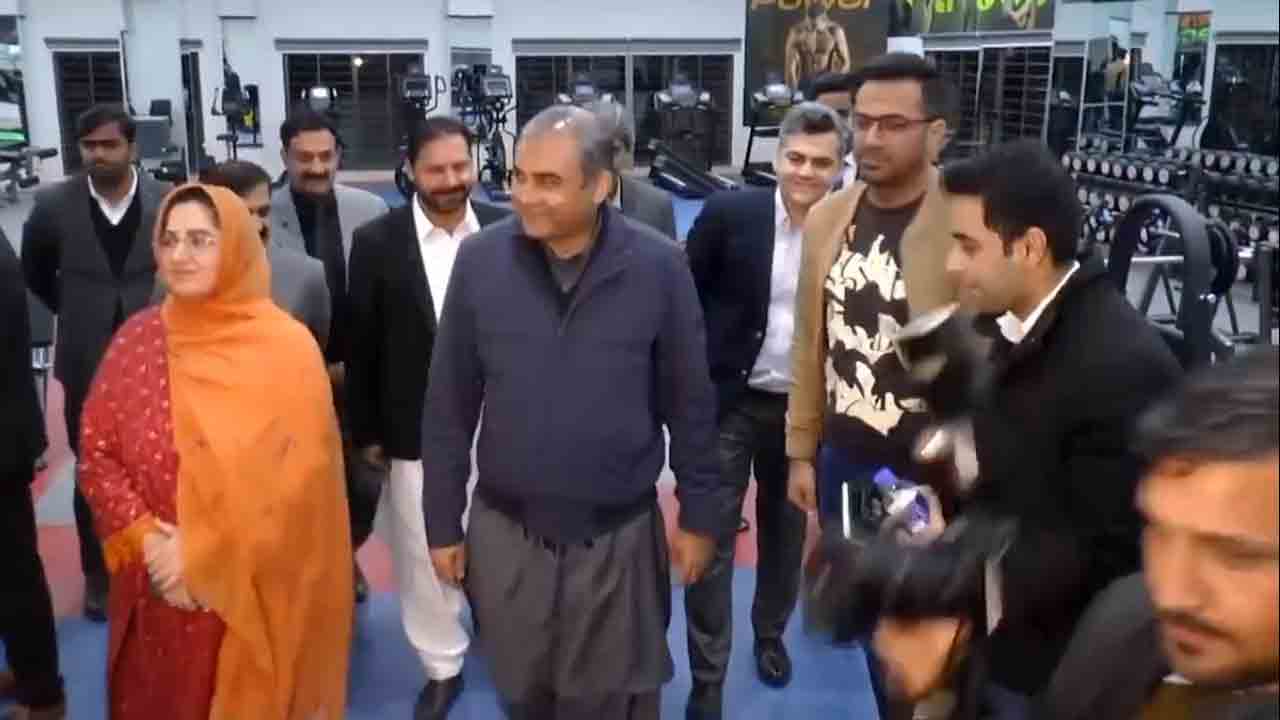 وزیراعلیٰ پنجاب محسن نقوی نے ایف ڈی اے سپورٹس کمپلیکس کا افتتاح کردیا۔