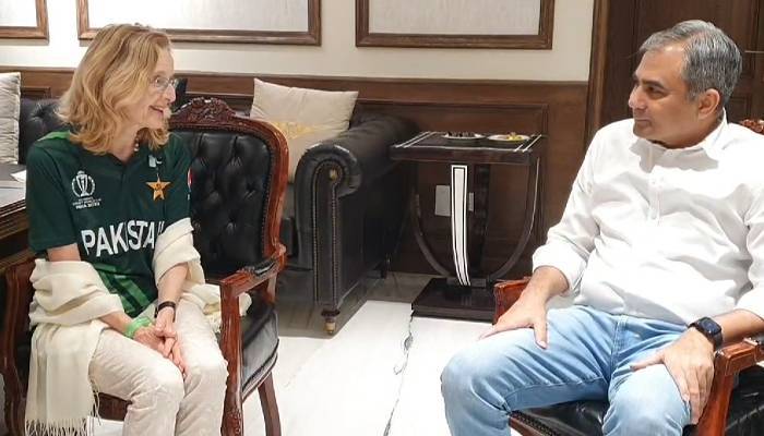 نیدر لینڈ کی سفیر ہینی ڈی وریس کی قذافی سٹیڈیم آمد ، گرین شرٹ پہن کر میچ دیکھا۔