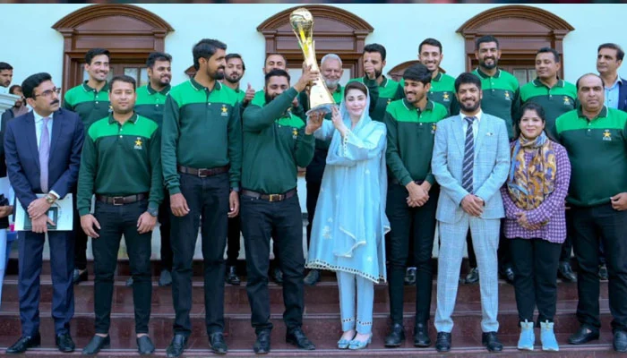 ڈیف کرکٹ ٹیم کی وزیراعلیٰ پنجاب مریم نواز سے ملاقات ، کھلاڑیوں کو 38 لاکھ روپے کا چیک دیا۔