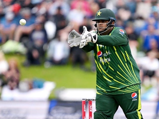 بلےباز وکٹ کیپر اعظم خان انجری کا شکار ؛ نیوزی لینڈ ٹی ٹوئنٹی سیریز سے باہر ہو گئے۔