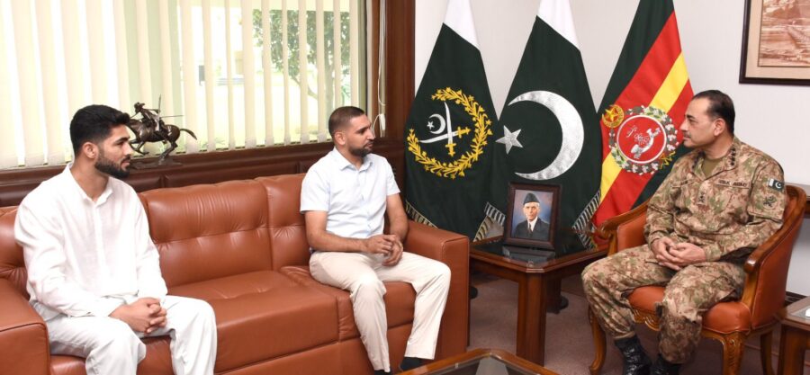 باکسنگ لیجنڈ عامر خان اور شاہ زیب رند کا جنرل ہیڈ کوارٹرز (جی ایچ کیو) کا دورہ
