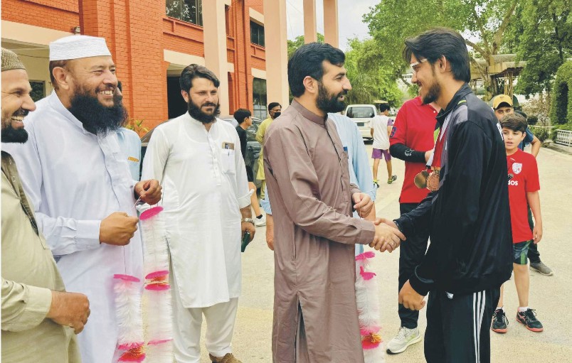 ساؤتھ ایشین ٹیبل ٹینس چمپئن شپ میں میڈلز جیتنے والے کھلاڑی کا پشاور پہنچنے پر تپاک استقبال