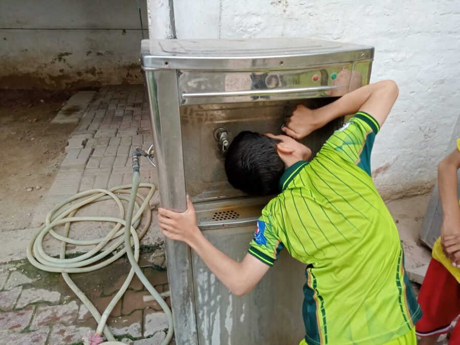 "زنگ آلود واٹر کولر: کے پی کے اسپورٹس کمپلیکس میں صحت کا خطرہ"