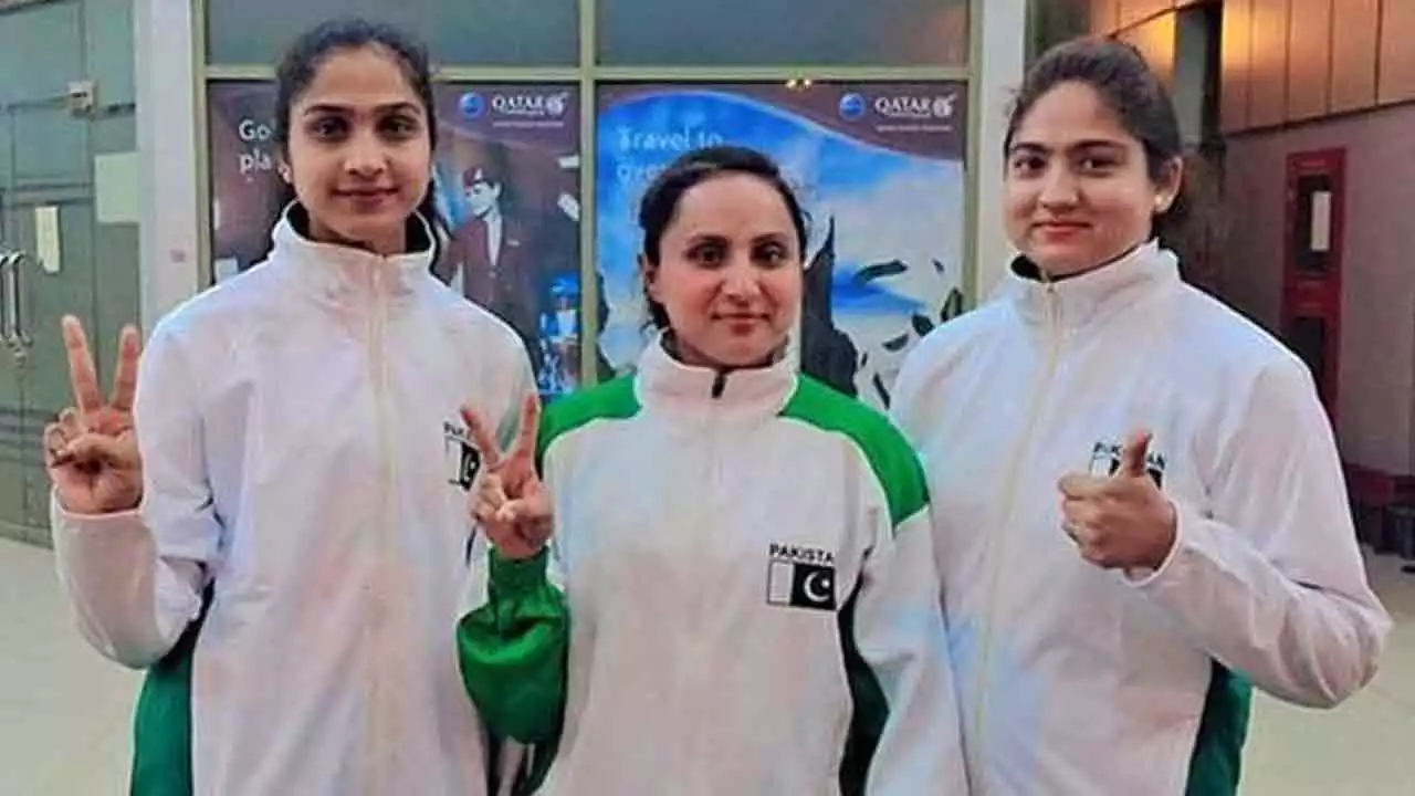 15 گولڈ میڈلز جیتنے والی بہنوں کا وطن واپسی پر شاندار استقبال