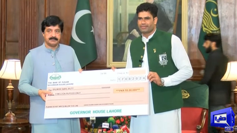 گورنر پنجاب کی جانب سے ارشد ندیم کو 20 لاکھ اور گاڑی کا تحفہ