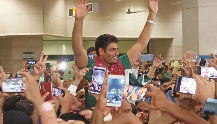 گولڈ میڈلسٹ ارشد ندیم وطن واپس پہنچ گئے، شاندار استقبال